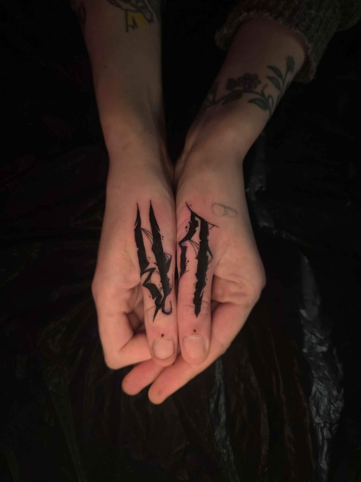 L + R tattoo — blackwork, fingers — by Kayleigh Chaos, tattoo artist in Perth, Scotland